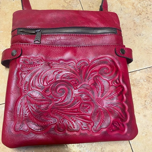 PATRICIA NASH PRIZZI BERRY RED TOOLED LEATHER CROSSBODY PURSE - Picture 3 of 10